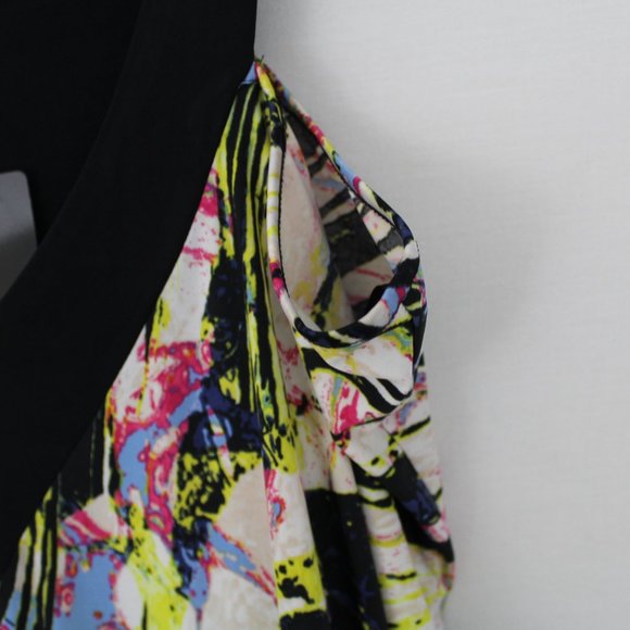 ⬇️$15 Bebe Black & White Cold Shoulder V-Neck Top - Picture 6 of 16